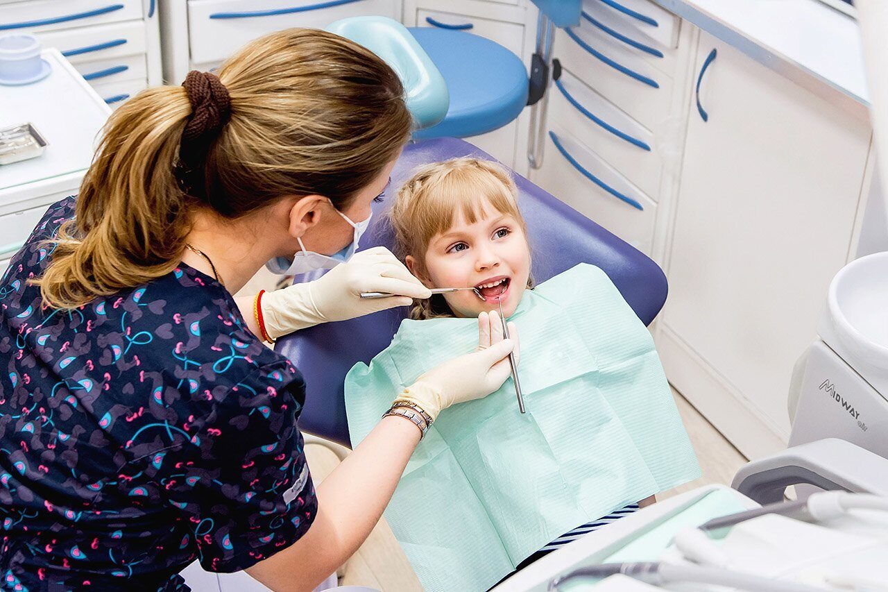 Детская стоматология толстого. Детская стоматология. Ребенок у стоматолога. Стоматология дети. Ребенок у зубного врача.